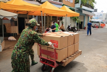 gia dinh ca si viet kieu ha phuong ho tro gao va nhu yeu pham cho nguoi dan tphcm