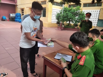 pham nhan xuc dong truoc chinh sach dac xa khoan hong cua dang nha nuoc