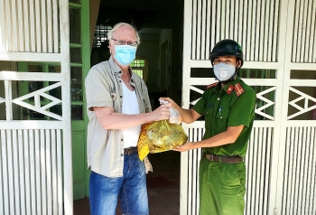 nguoi nuoc ngoai o viet nam bat ngo va cam kich khi nhan duoc qua ho tro