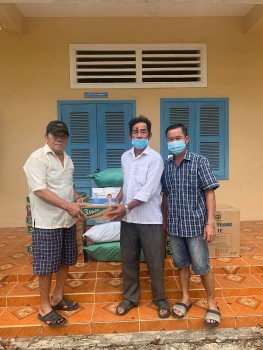 Tặng quà cho các hộ gia đình gốc Việt gặp khó khăn tại tỉnh Takeo, tỉnh Koh Kong (Campuchia)