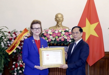 trao ky niem chuong vi su nghiep ngoai giao cho dai dien thuong tru undp tai viet nam caitlin wiesen