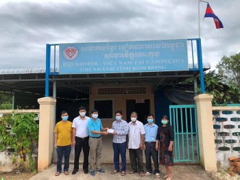 Trao 1000 USD cho dự án cải tạo và nâng cấp lớp học của cộng đồng người gốc Việt tại Koh Kong