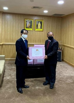 viet nam trao tang 100 bo quan ao bao ho cho luc luong y te tuyen dau brunei