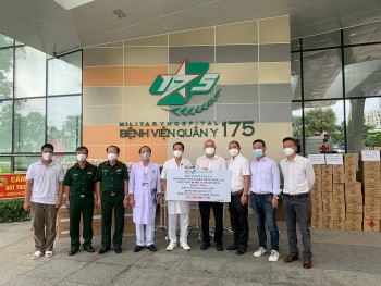 Hiệp hội doanh nghiệp Trung Quốc chi hội TP.HCM tặng vật tư y tế cho Bệnh viện Quân y 175