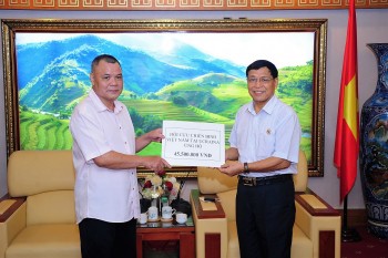 cuu chien binh viet nam tai ukraine trao 2000 usd ung ho dong doi o que nha gap kho khan do covid 19