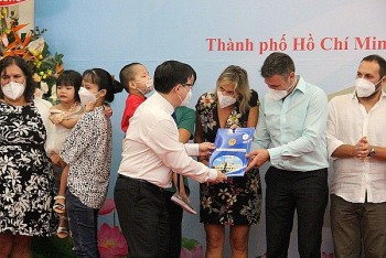 viet nam trao quyet dinh nuoi con nuoi cho 91 gia dinh tu chau au