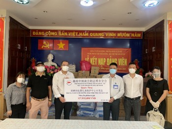 hiep hoi doanh nghiep trung quoc chi hoi tphcm trao tang vat pham tien mat cho tre em nguoi gia tai tphcm