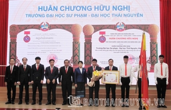 trao huan chuong cua nha nuoc lao tang dai hoc su pham thai nguyen
