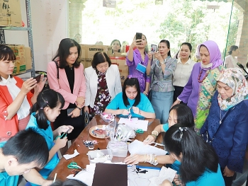 Nhóm Phụ nữ Cộng đồng ASEAN tại Hà Nội thăm và trao quà cho thành viên Hợp tác xã Vụn Art
