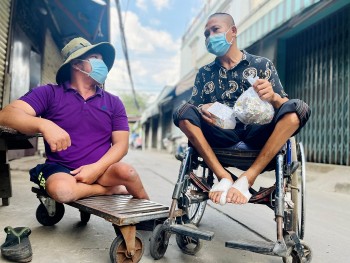 nguoi cao tuoi nguoi khuyet tat duoc ho tro trong dieu tri va cach ly do covid 19