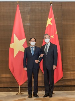 bo truong ngoai giao viet nam trung quoc trao doi ve bien phap phong chong dich duy tri giao thuong