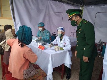 Bác sĩ Việt - Lào tổ chức khám bệnh và cấp thuốc miễn phí cho nhân dân huyện Sê Pôn