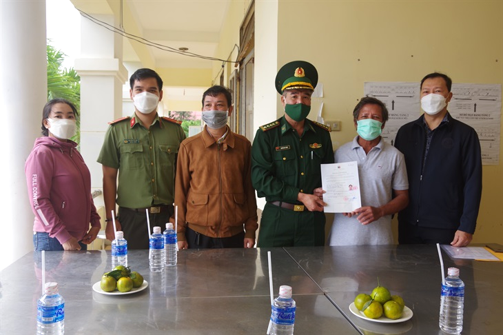 ban giao ngu dan philippines bi nan tren bien