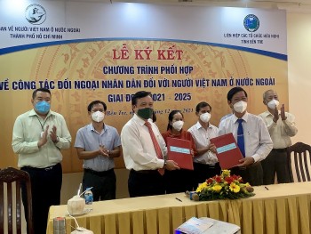 Liên hiệp hữu nghị tỉnh Bến Tre kí kết hợp tác với Ủy ban về Người Việt Nam ở nước ngoài TP.HCM