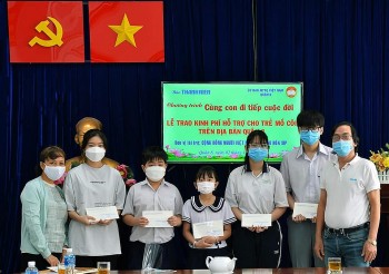 kieu bao tai italy va sip ung ho 5000 euro giup tre mo coi trong dai dich covid 19