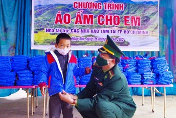 1050 suat qua den voi hoc sinh vung bien gioi tinh thua thien hue