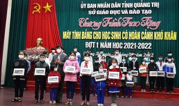 650 hoc sinh co hoan canh kho khan o quang tri duoc trao tang may tinh bang