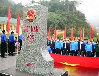 le chao co toi yeu to quoc toi ben cot moc quoc gioi viet lao