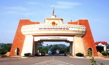 lao cho phep thong quan hang hoa tro lai tai 10 tinh bien gioi viet nam