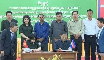hoi dam giua 2 tinh gia lai va stung treng campuchia de to chuc dua 8 hai cot liet si ve dat me