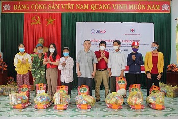 cap phat luong thuc thuc pham cho 1127 ho dan bi anh huong boi dich benh covid 19 tai quang binh