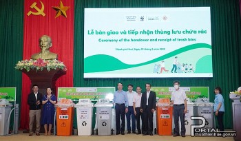 wwf na uy ho tro 468 thung luu chua rac cho thanh pho hue