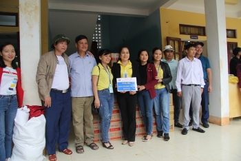 am long voi 630 suat qua den voi hoc sinh ngheo vung ron lu