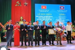 Trường Đại học Vinh đón nhận Huân chương Lao động hạng Ba của Nhà nước Lào