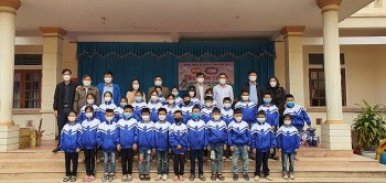 Nghệ An: Ấm lòng với hơn 400 suất quà đến với các em học sinh miền núi xã Diên Lãm
