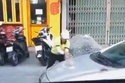 video nu dieu hanh taxi cam da dap o to cua tai xe grab