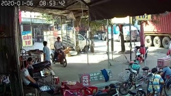 video cu ong suyt chet vi dat xe dap lach qua 2 chiec container