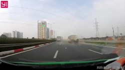 Video: Toyota Camry "tan tành" sau cú đâm đuôi xe tải trên cao tốc Pháp Vân-Cầu Giẽ