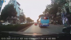 video nu tai xe truy duoi xe buyt di au giua pho ha noi nhu phim hanh dong