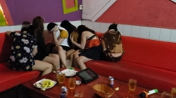khoa than nhay mua mua vui cho khach 7 nu tiep vien duoc bo 500 nghin dong