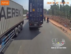 video hai hung container mat banh van phong nhu bay tren duong