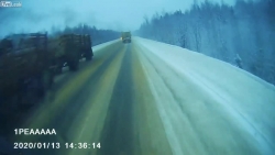 video soc canh container phong nhanh dam nat 2 xe tai 1 o to bi lat