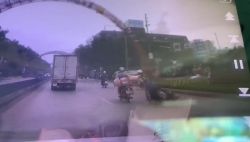 video nam thanh nien nga vang vi vuong xe cho lon suyt bi o to can qua dau