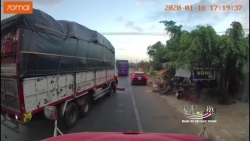 Video: Ô tô con chuyển làn bất cẩn gây tai nạn liên hoàn