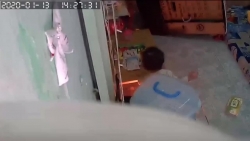 video hai hung canh em be dang bo choi bat ngo o dien ben canh boc chay du doi