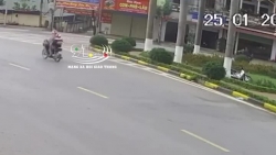 video hai thanh nien dau tran chay xe may bay thang vao dai phan cach ngay mung 1 tet