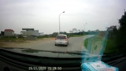 Video: Ô tô liên tục phanh gấp rồi bất ngờ mất lái lao xuống ao