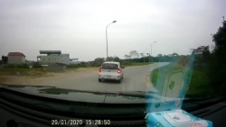 video o to lien tuc phanh gap roi bat ngo mat lai lao xuong ao
