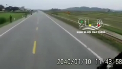 video vuot au voi toc do xe gio nam thanh nien bi xe ben can nat dui