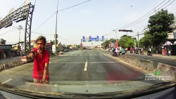 video hai hung ong gia lao ra giua quoc lo dong duc chan dau o to de xin deu