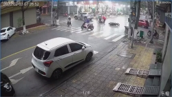 video dang chay xe may bi o to chen thang len nguoi sau cu phong nhanh phanh gap