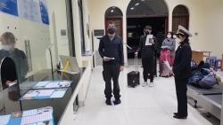 video van dong 6 hanh khach trung quoc ve nuoc tranh lay lan virus corona
