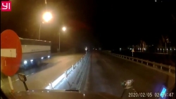 video xe 7 cho lao voi sang duong khien container phanh chay lop va cai ket dang