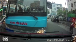 video co tinh lan lan bi o to chan dau tai xe xe buyt con lon tieng chui boi