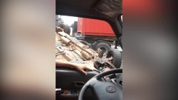video container dam o to nam phoi bung tren cau vuot do dac vang tung toe