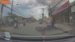 video nhom cuop phong xe dam nga nam thanh nien roi dan canh tai nan de cuom do